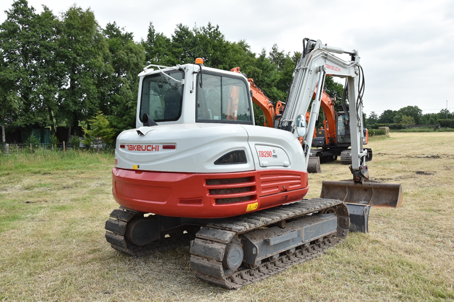 9 TONNE EXCAVATOR